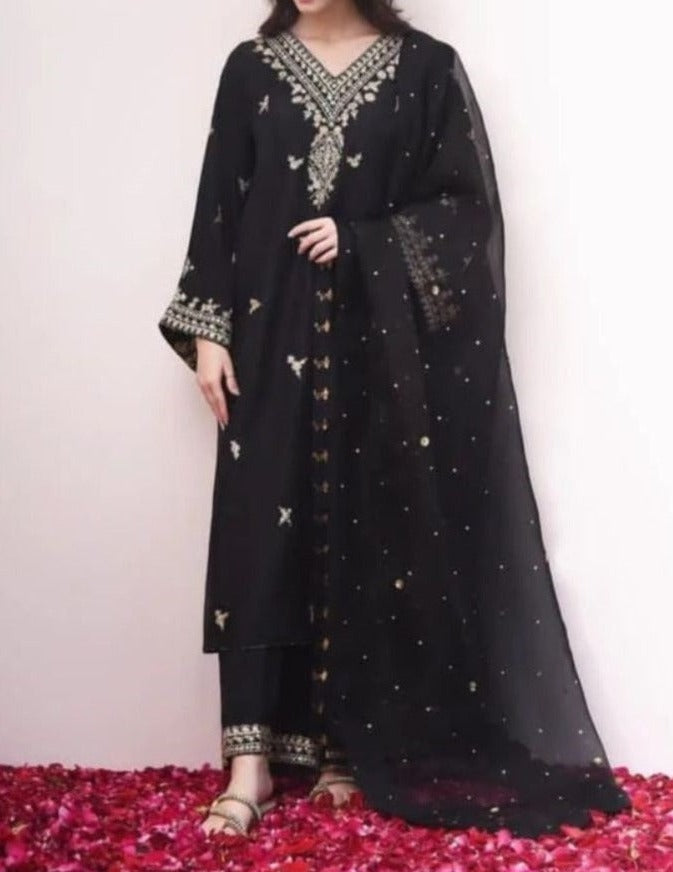 SMT S525-Embroidered 3pc lawn dress with Embroidered Organza Dupatta.