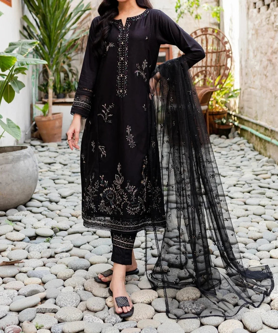 SMT W423-Embroidered 3pc karandi dress With Embroidered Organza dupatta.