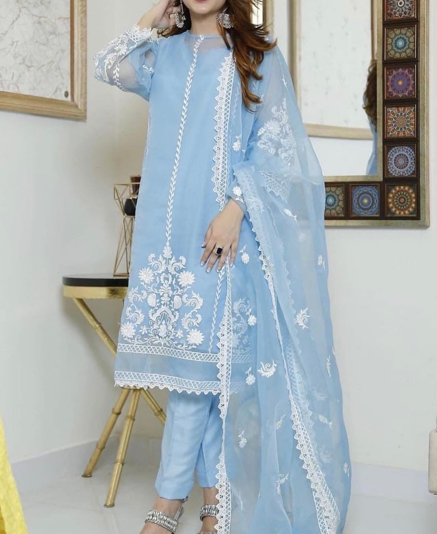 SMT S524-Embroidered 3pc organza dress with Embroidered organza duppata.