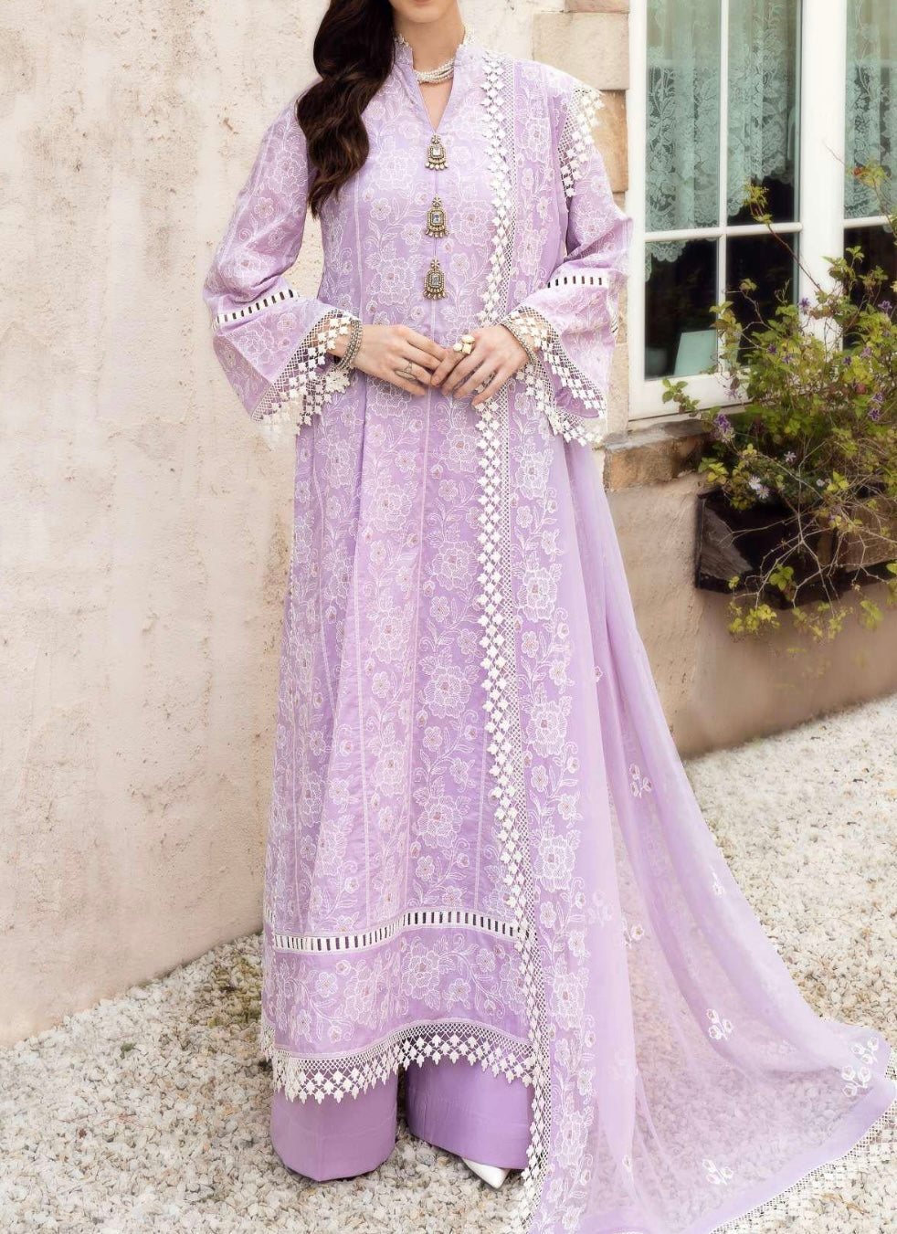 SMT S676-Embroidered 3pc lawn dress with Embroidered organza dupatta.