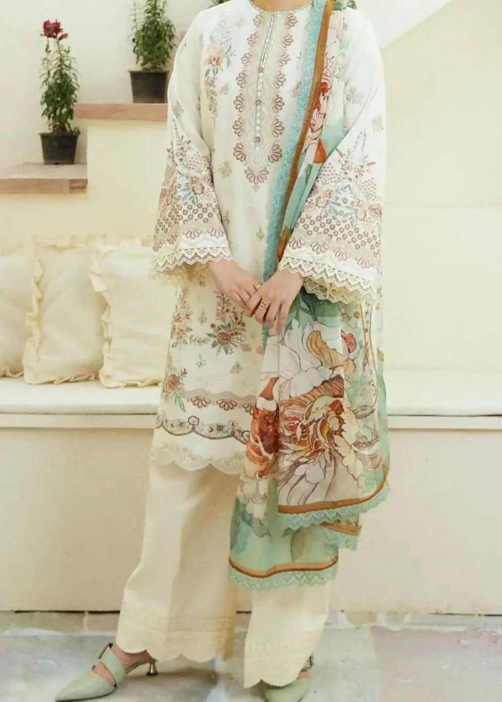 SMT S1275-Embroidered 3pc Lawn Dress With Printed Munar Dupatta.