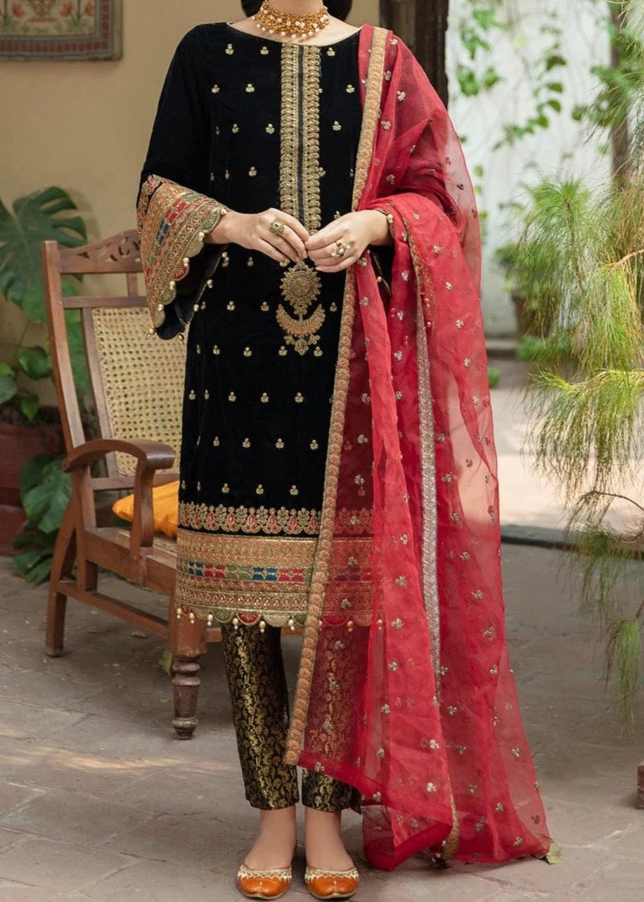 SMT W667- Embroidered 2pc Velvet Shirt with Embroidered organza dupatta.