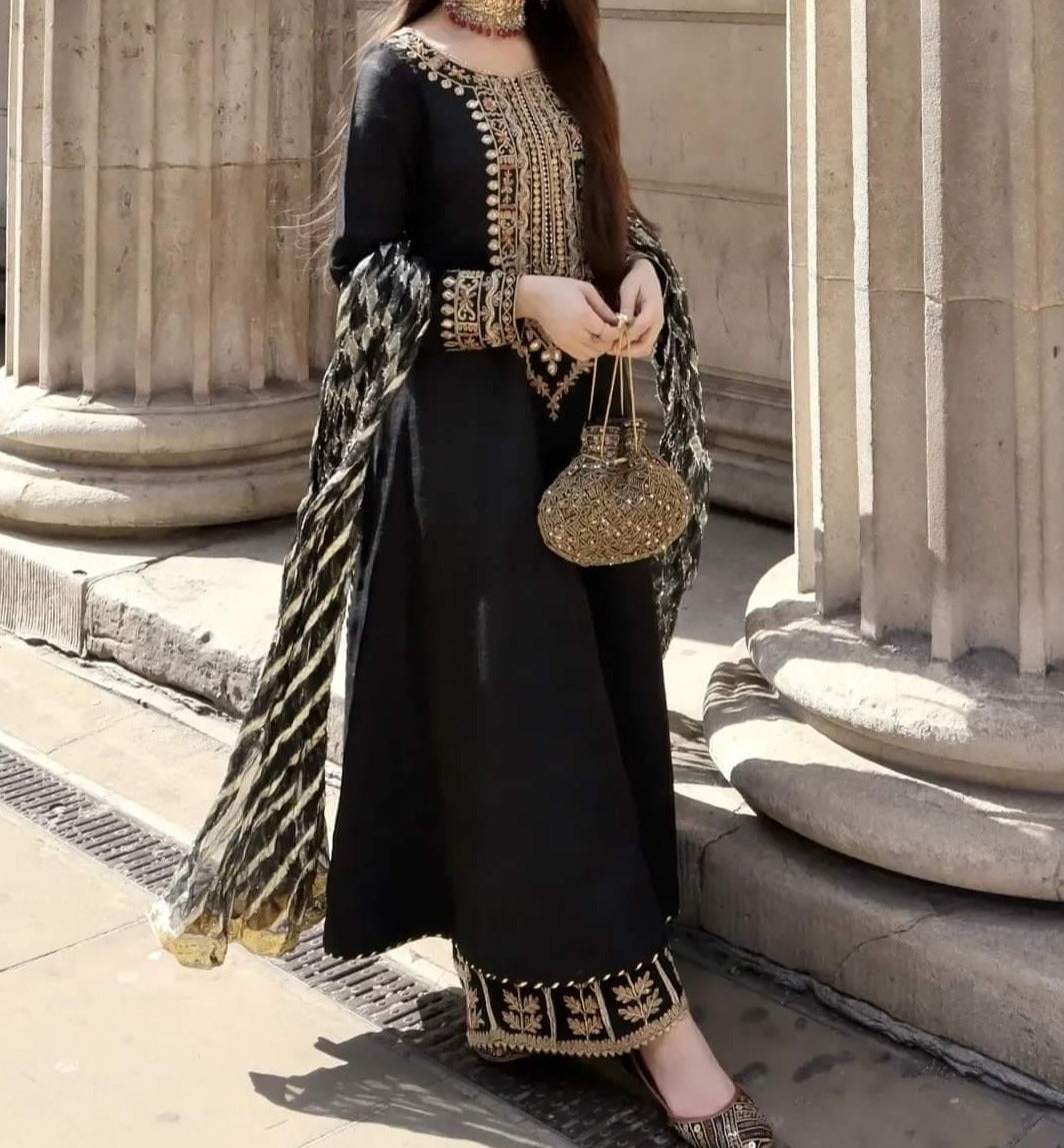 SMT S678 Embroidered 3pc lawn dress with Digital Printed silk dupatta.