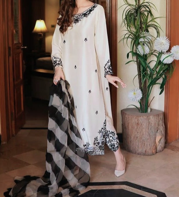 SMT S522 -Embroidered 3pc lawn dress with Printed Organza Dupatta.