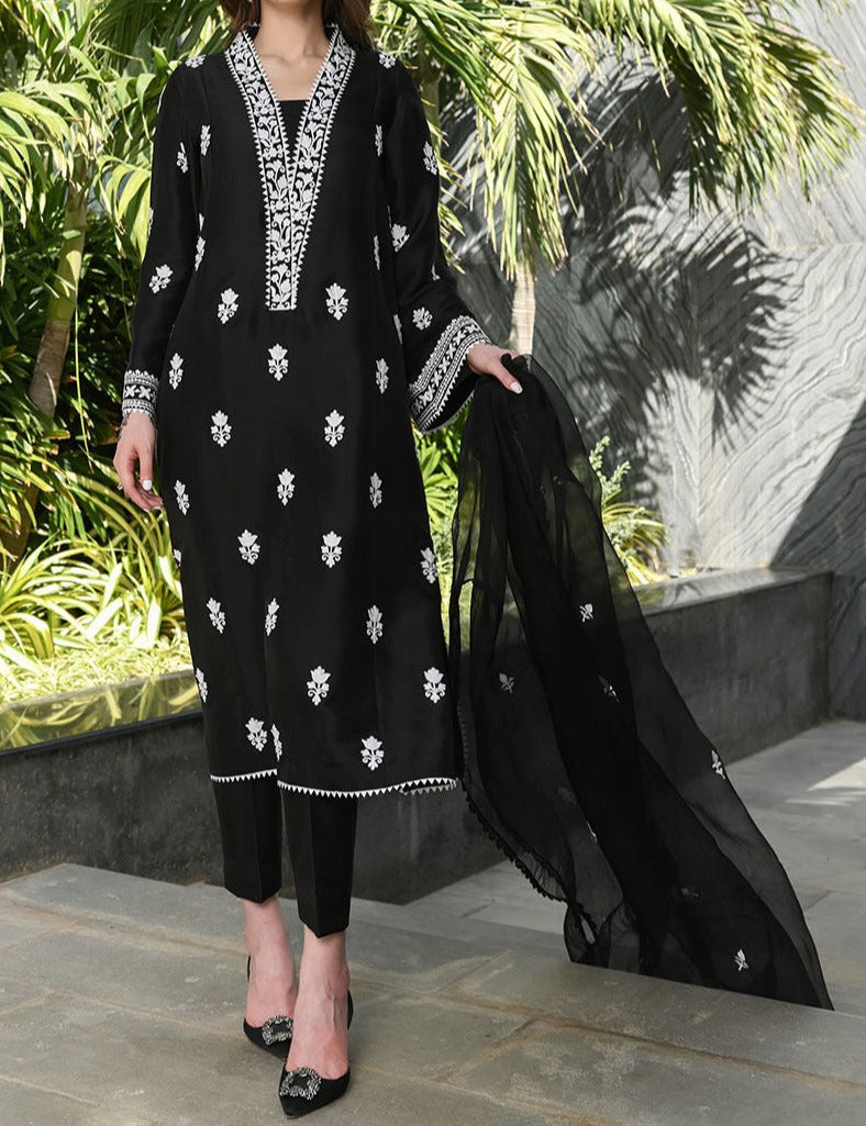 SMT S585-Embroidered 3pc Lawn dress with Embroidered Organza dupatta.