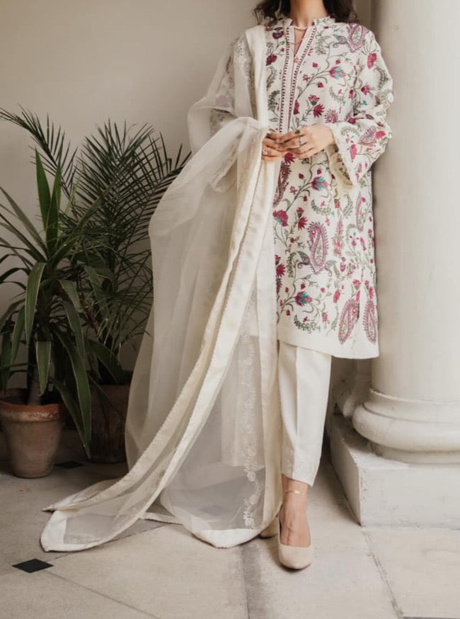 SMT S602-Embroidered 3pc lawn dress with embroidered Cotton net dupatta.