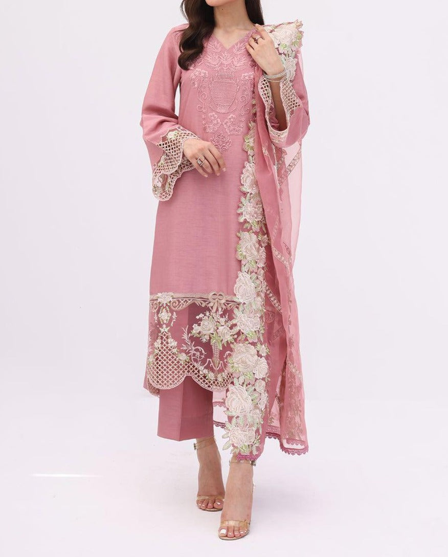 SMT S657-Embroidered 3PC Lawn with Embroidered munar dupatta.