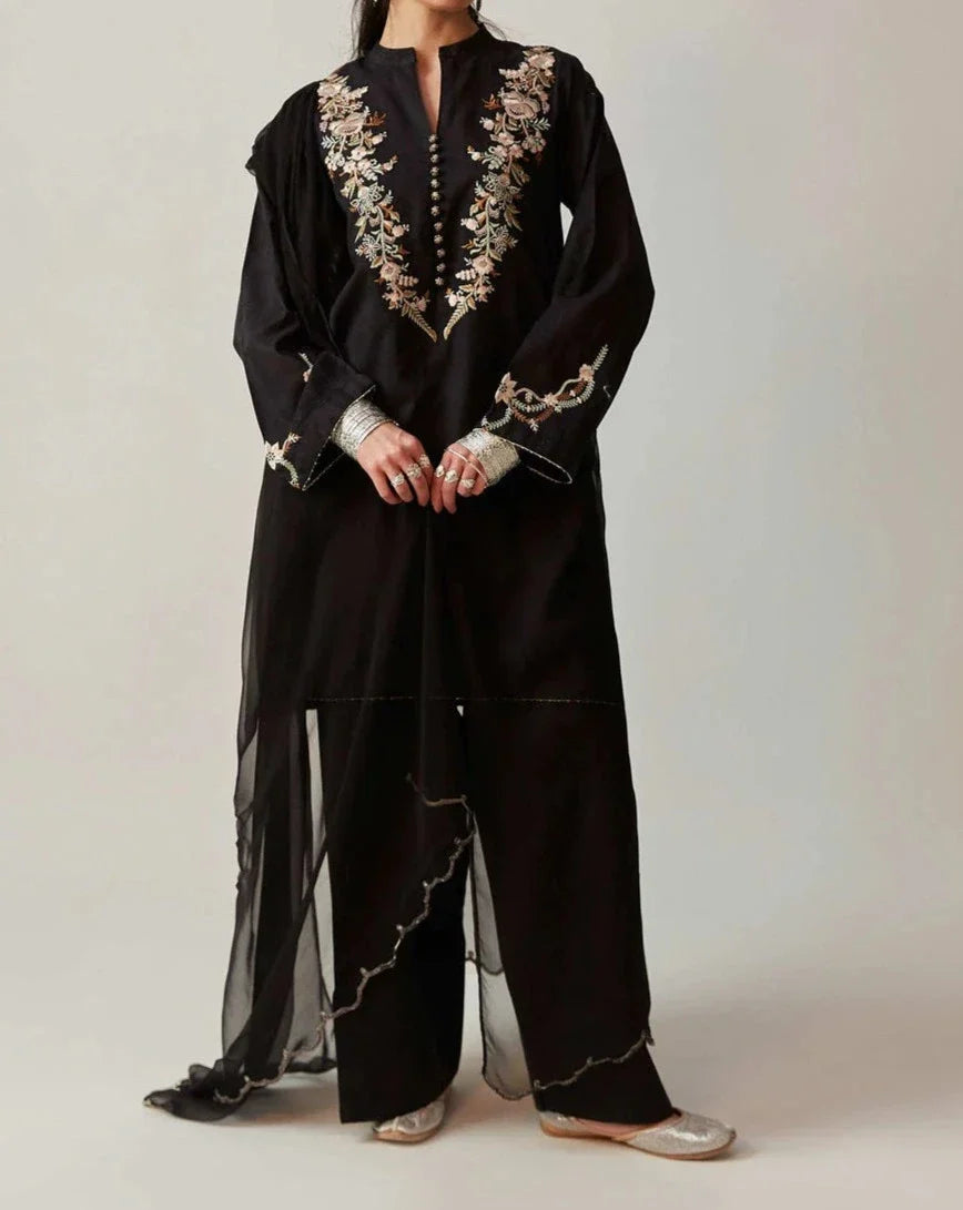 SMT S551-Embroidered 3pc Lawn dress with Embroidered Chiffon dupatta.