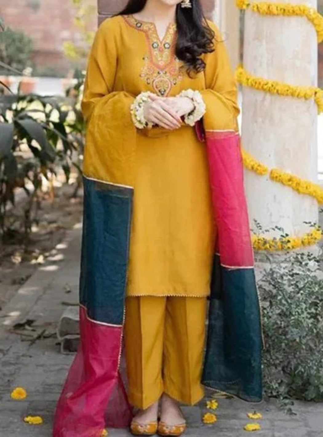 SMT S517-Embroidered 3pc lawn dress with dyed organza dupatta.