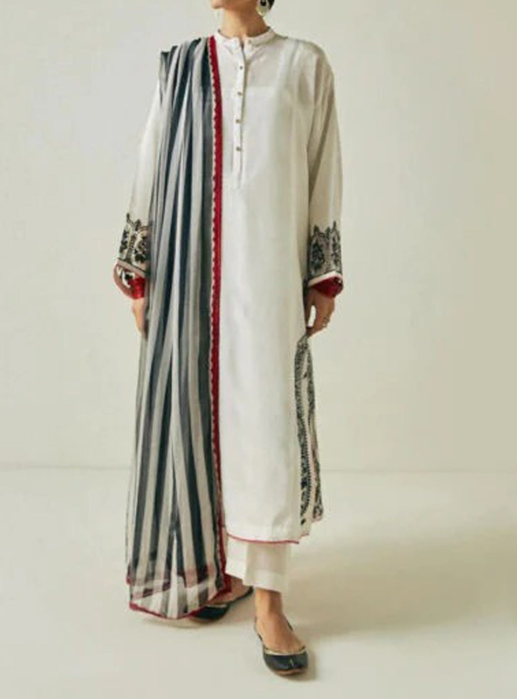 SMT S487-Embroidered 3pc lawn dress with Embroidered organza dupatta.