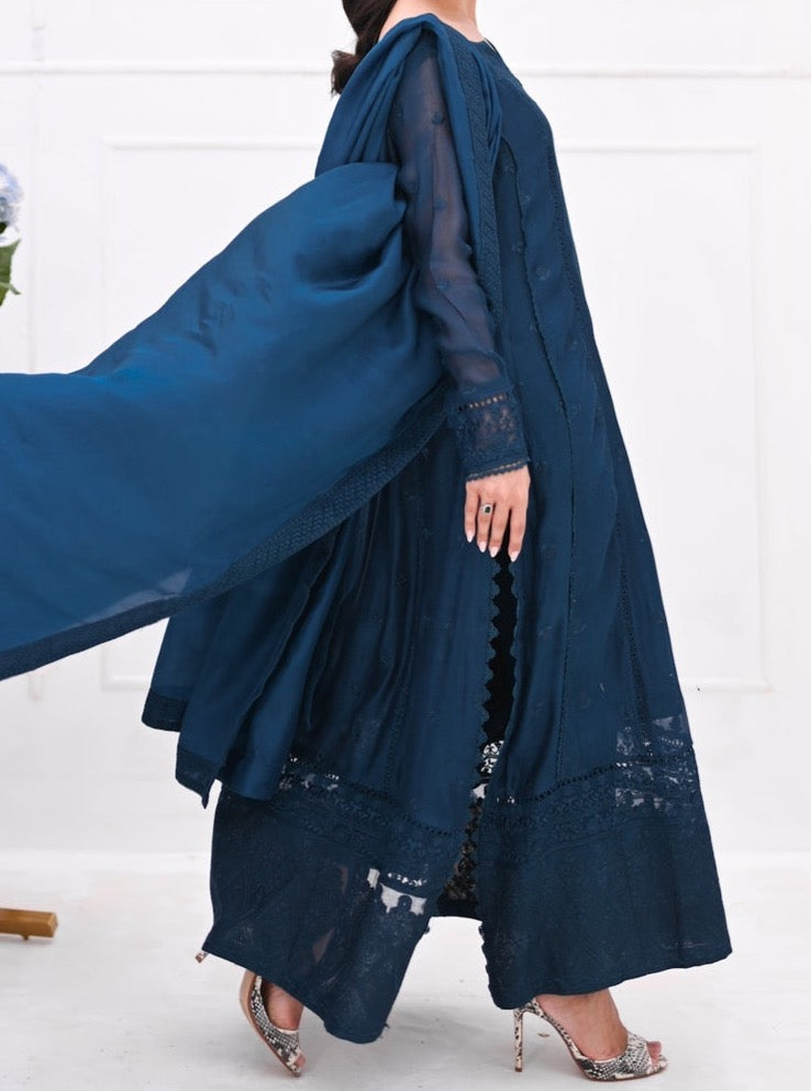 SMT W232-Embroidered 3pc Chiffon dress with Embroidered Chiffon dupatta.